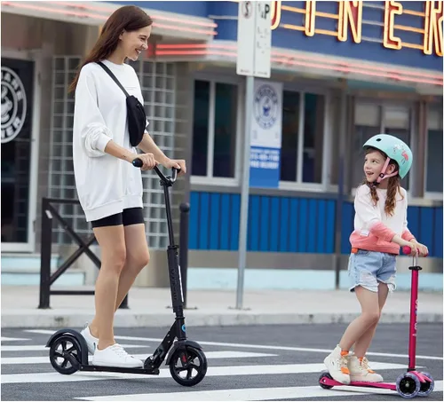 Miniatura 2 de Micro Kickboard – Maxi Deluxe LED – Monopatín pequeño de tres ruedas, inclinado a girar, diseño suizo para niños con ruedas con luces LED activadas