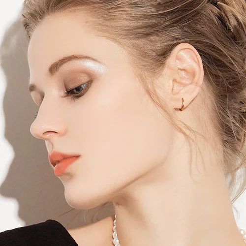Miniatura 9 de Aretes de aro pequeños con relleno de oro de 18 quilates para mujeres y hombres, aretes de aro de tubo sin fin, ligeros y pequeños hechos a mano