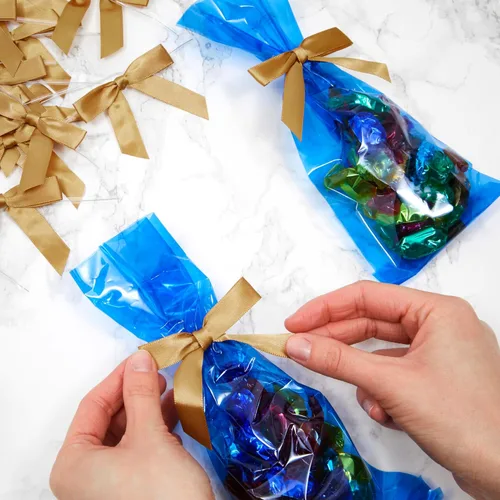 Miniatura 3 de Juvale Lazos de satén torcidos – Acentos de lazo dorado – Mini cintas para manualidades y decoración de bolsas de golosinas, paquete de 100, bandas