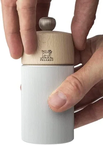 Miniatura 4 de Peugeot - Molinillo de pimienta de línea Classic con ajuste de molienda - Aluminio y madera certificada PEFC - Fabricado en Francia - Color natural.