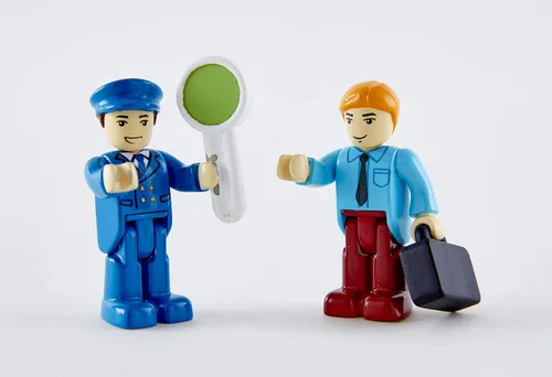 Miniatura 4 de Hape E3728 - Juguete de tren interurbano, juego de juguetes de tren para niños con accesorios, 3 carros magnéticos de apertura/cerrar, figuras