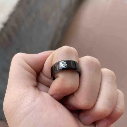 Miniatura 3 de Anillo de anime Trafalgar Lawbigote blanco flamenco con logotipo para hombres y niños, anillo negro de 0.315in de ancho, joyería de una pieza