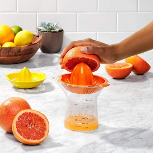 Miniatura 4 de OXO Good Grips Exprimidor de cítricos 2 en 1, color naranja