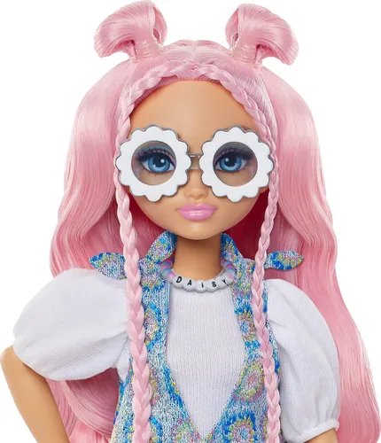 Miniatura 4 de Muñeca Barbie Dream Besties y Accesorios, Muñeca de Moda Posable Daisy Jean con Ropa Removible y Cabello Rosa Ondulado, 9 Piezas Temáticas de DJ