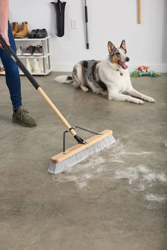 Miniatura 13 de Harper Escoba de empuje de superficie lisa para interiores de 24 pulgadas con cerdas marcadas para arena, polvo de sierra, virutas de madera y pelo