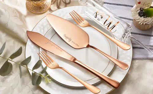 Miniatura 2 de Juego de cuchillo y servidor para tarta de boda ROXBURGH, flautas de champán para novia y novio con texto "Mr and Mrs" y tenedores con caja