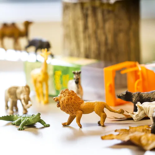 Miniatura 2 de Caja Safari Ltd con 12 animales de la jungla, incluye jirafa, oso pardo, tigre, camello, león, cocodrilo, gorila, hipopótamo, rinoceronte, cebra