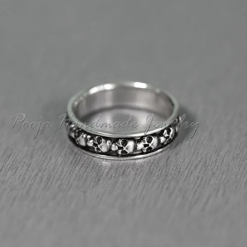 Miniatura 3 de Anillo de banda de calavera oxidada, colección Love To Death, anillo de compromiso de cráneo, pequeño anillo unisex meñique, anillo de banda
