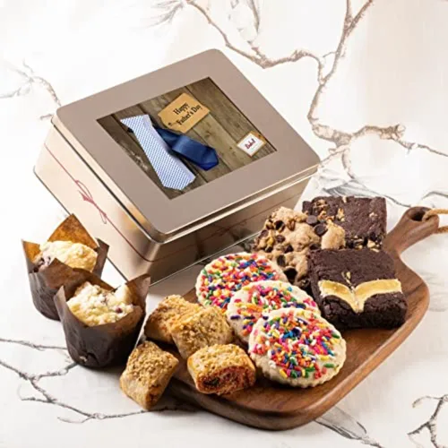 Dulcet Gift Baskets Caja de regalo clásica para el día del padre con galletas recién horneadas y brownie, tarjeta de celebración perfecta para el