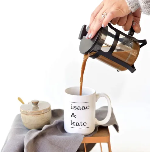 Miniatura 2 de The Cotton & Canvas Co. Ampersand - Taza de café personalizada con nombres de pareja, taza de café de cerámica de porcelana. Regalo para ella