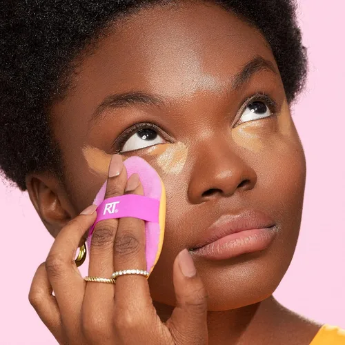Miniatura 10 de Real Techniques Miracle 2 en 1 borla de polvo + estuche de viaje, borla de mezcla de maquillaje de doble cara, banda elástica, esponja de maquillaje