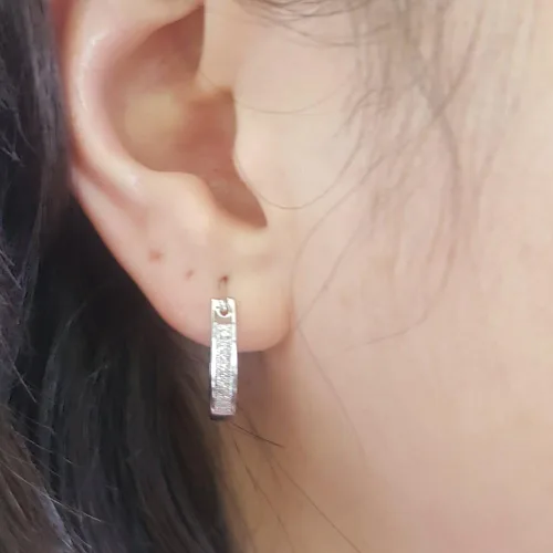 Miniatura 7 de Dazzlingrock Collection Aretes de aro Huggies con diamantes blancos redondos de 0.15 quilates (ctw) para ella Plata esterlina chapada en oro blanco