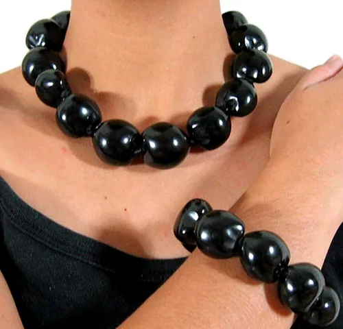 Miniatura 2 de Native Treasure Juego de 2 collares de tuerca Kukui negra de 16 pulgadas y pulsera elástica a juego Boho Lei Chunky Bead Lumbang Choker, Nueces Kukui