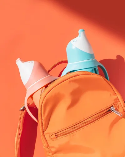 Miniatura 9 de Tabor Place Juego de 2 - Vaso sippy de vidrio para niños pequeños - The Luca A prueba de derrames Popote de silicona Azul y naranja 8 onzas