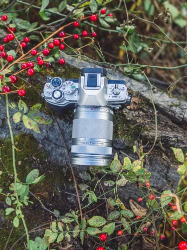 Paquete de OM SYSTEM Olympus E-M10 Mark IV Plata Cámara del Sistema Micro Cuatro Tercios de 20MP Sensor Estabilización de Imagen de 5 Ejes Vídeo 4K