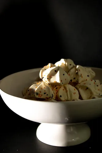 Miniatura 4 de Krunchy Melts Galletas originales de merengue Sabor vainilla de Halloween Solo 90 calorías por porción Sin grasa, sin gluten, sin lácteos