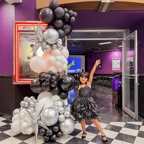 Miniatura 7 de Globos negros y plateados, paquete de 60 globos de 12 pulgadas con confeti negro, blanco y plateado con 1 cinta para decoración de cumpleaños, baby
