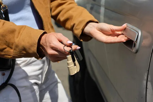 Miniatura 3 de resqme La herramienta original de escape de coche con llavero de emergencia, cortador de cinturón de seguridad y rompeventanas 2 en 1, fabricado