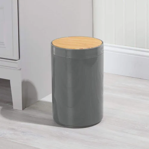 Miniatura 2 de mDesign Basurero de plástico redondo pequeño - Papelera de basura con contenedor de tapa de cierre oscilante - Papelera de baño - Sostiene residuos
