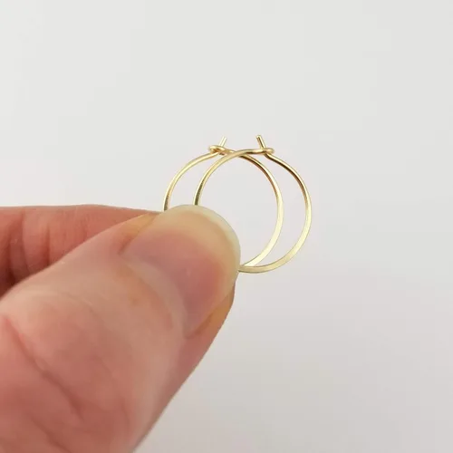Miniatura 2 de Pendientes de aro planos martillados de 5/8 pulgadas, finos, pequeños y sólidos de oro amarillo de 14 quilates