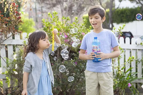 Miniatura 3 de Gazillion Solución gigante de burbujas 33.8 fl oz (1 L): crea enormes burbujas extra elásticas, seguras y no tóxicas, incluye varita de burbujas 7
