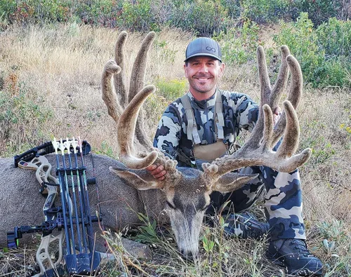Miniatura 5 de The KING Company - Calendario de pared 2024 con diseño de ciervo y mula, tamaño XL, 14 x 22 pulgadas, el mejor calendario de ciervos mulas Big Buck