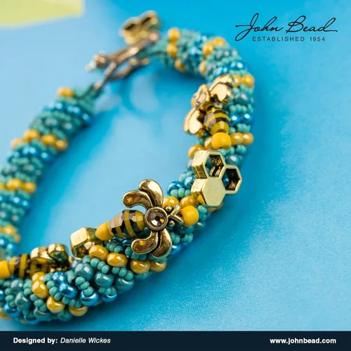 Miniatura 4 de John Bead Hilo de cuentas de 5 pulgadas en forma de panal y abejas en blanco y negro con detalles de bronce