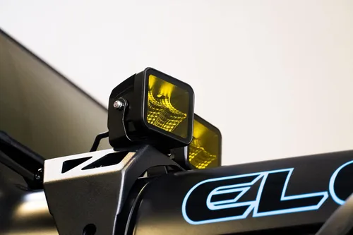 Miniatura 7 de DV8 Offroad Cápsula de luz LED ámbar todoterreno serie Elite de 3 pulgadas Patrón de luz de inundación Tamaño: 3 "x 3" x 2.75 pulgadas Carcasa