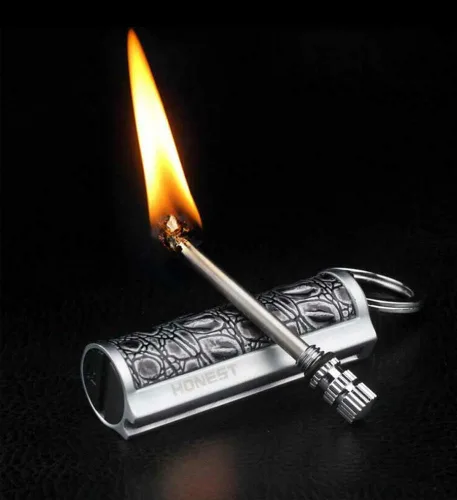 Encendedor de pedernal de metal con aceite de queroseno, llavero de metal para acampar (color al azar)