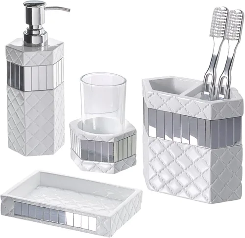 Creative Scents Juego de accesorios de baño blancos con espejo acolchado, juego de baño decorativo de 4 piezas, juego de accesorios de baño con