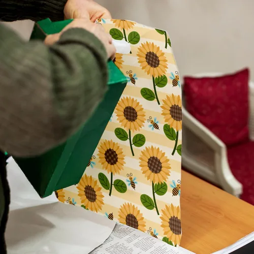 Miniatura 6 de Bolsas de mercancía de diseño de girasoles y abejas de 12 x 15 pulgadas, 50 unidades, con asas troqueladas, bolsas de compras impresas de primera