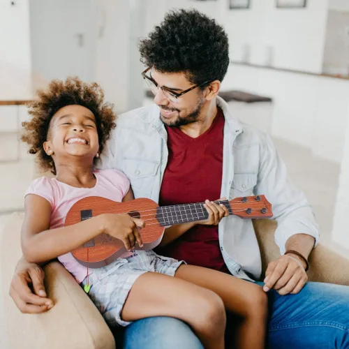 Miniatura 7 de YEZI Juguetes para Niños, Ukelele Clásico de Guitarra, Instrumento Musical, Marrón
