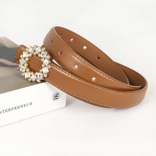 Miniatura 393 de Cinturón de cuero clásico con hebilla de metal para mujer con vestido de jeans