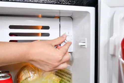 Miniatura 7 de Frigidaire Mini refrigerador retro, ahorro de energía, control de termostato ajustable, 3.1 pies cúbicos, negro-oro rosa