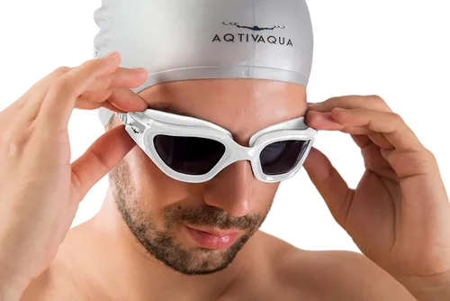 Miniatura 13 de AqtivAqua DX - Gafas de natación con visión amplia para adultos, hombres y mujeres, antiempañamiento y sin fugas Gafas blancas + funda plateada