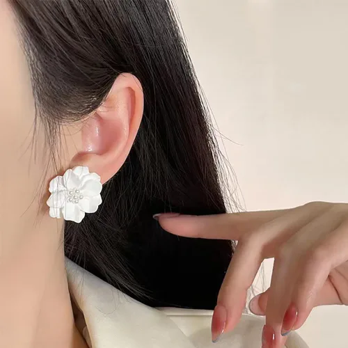 Miniatura 3 de Exaggeration - Aretes bohemios de perlas para mujer, flor de camelia, perlas blancas, aretes de tuerca Blosson, regalos de joyería de boda