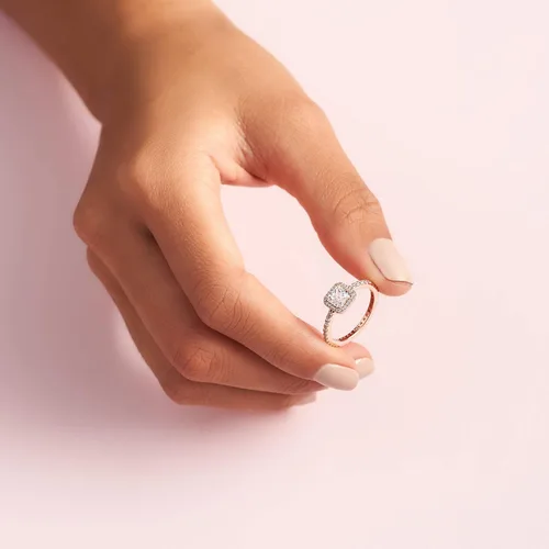 Miniatura 5 de PANDORA Anillo cuadrado de circonita cúbica con halo brillante en rosa
