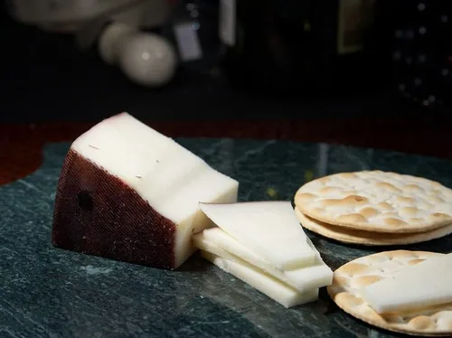 Mitica - Queso de cabra borracho español, rueda de 1 x 5 libras, semi-suave, infundido con vino de pasta doble