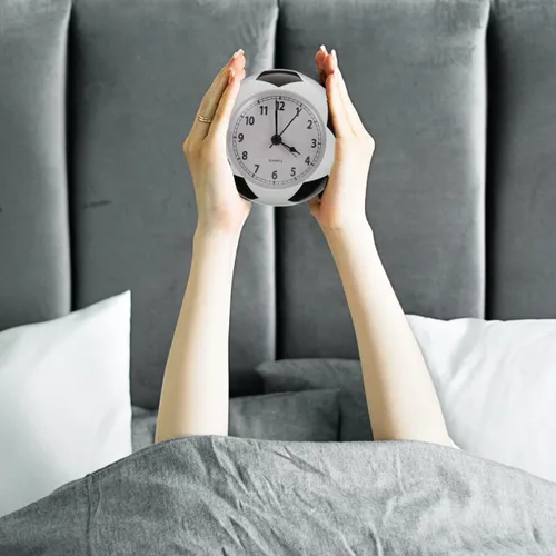 Miniatura 6 de Wakauto - Reloj despertador de escritorio con forma de balón de fútbol con campana silenciosa, reloj de mesa silencioso con luz nocturna de 4.72