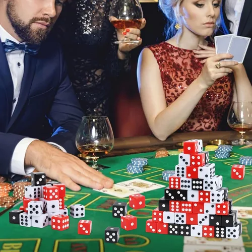 Miniatura 8 de Juego de 50 dados estándar de 0.63 pulgadas con acrílico negro, blanco, rojo, 6 caras, a granel, dados de casino para fiestas temáticas de casino