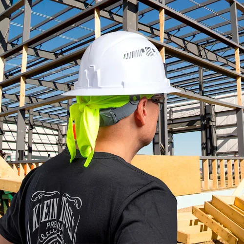 Miniatura 4 de Klein Tools 60546 Bandana refrescante, absorbe el sudor debajo del casco, gorra de calavera en amarillo de alta visibilidad, paquete de 2