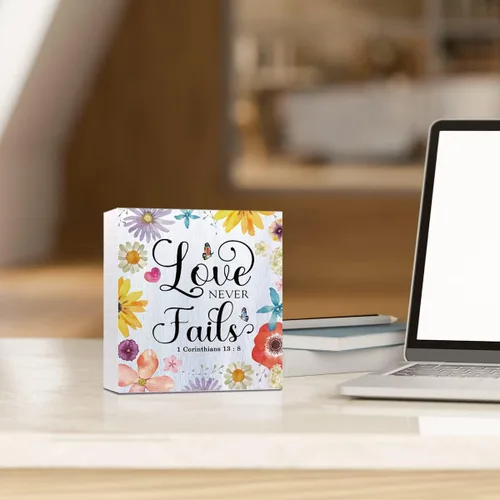 Miniatura 5 de Letrero de madera con texto en inglés "Love Never Fails" de 1 Corinthians 13:8, letrero de madera con versículo bíblico, decoración de escritorio