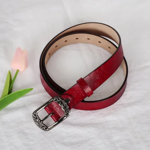 Miniatura 273 de Cinturón de cuero clásico con hebilla de metal para mujer con vestido de jeans