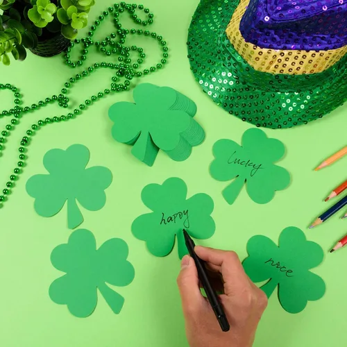 Miniatura 3 de MixTeach 200 recortes de trébol del día de San Patricio de 4 pulgadas con forma de trébol de papel verde de 3 hojas troqueladas para fiesta