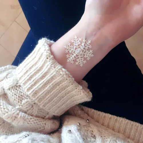 Miniatura 6 de El juego variado Winter Wonderland de FlashTattoos cuenta con 25 tatuajes de fiesta inspirados en las fiestas, impermeables, metálicos dorados