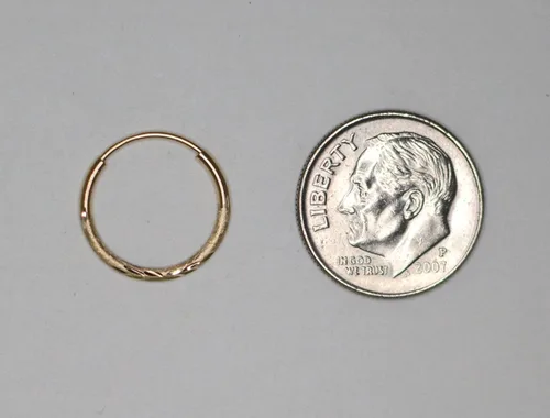 Miniatura 4 de Aretes de aro continuos de oro amarillo de 14 quilates con corte de diamante (tubo de 0.010in)