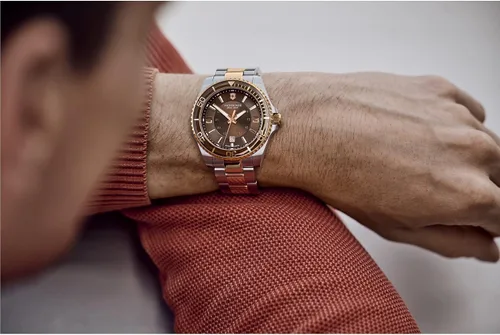 Miniatura 5 de Victorinox Maverick Ø 43, esfera marrón, reloj de acero inoxidable de dos tonos plateado y oro rosa