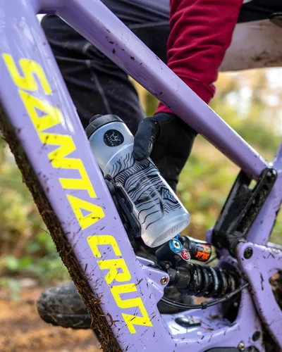 Miniatura 2 de Peaty's Fidlock Lockin - Botella de agua magnética para bicicleta y soporte, corona/transparente, 20.3 fl oz/ 20 onzas