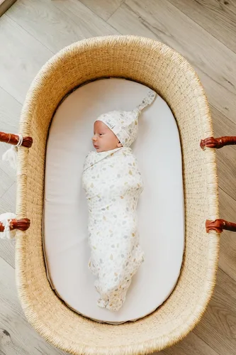 Miniatura 5 de Copper Pearl Gorro de bebé con nudo superior elástico suave Arlo
