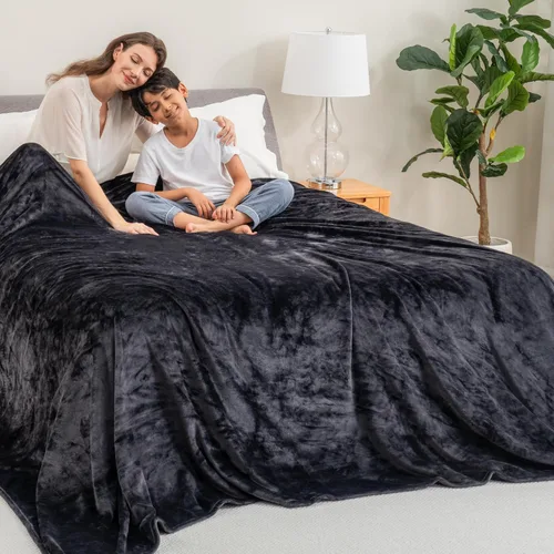 Miniatura 21 de Berkshire Blanket Cobija de cama VelvetLoft® clásica de terciopelo sólido tamaño Queen, cobija de felpa ligera y suave para cama y sofá, color Negro
